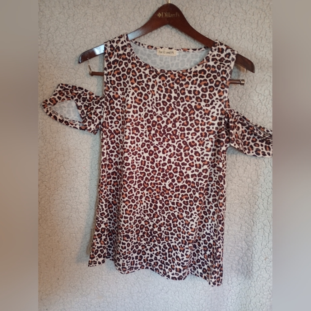 For G and PL Women's Summer Short Sleeve Cold Shoulder Animal Blouse Size S